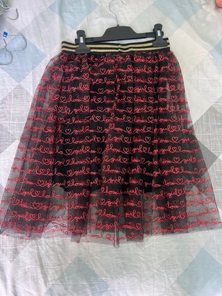 Falda pantalón negra con estampado rojo