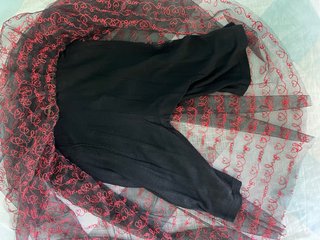 Falda pantalón negra con estampado rojo