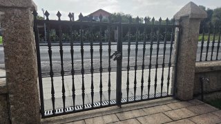 Valla de forja de hierro macizo
