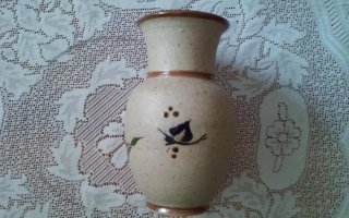 Jarrón de cerámica con pájaro y flores
