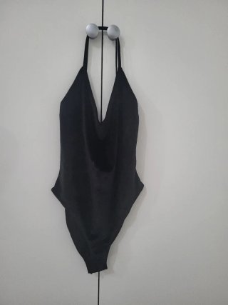 Body negro terciopelo tirantes finos