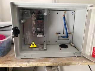 Caja para contador de luz sin uso esta nueva