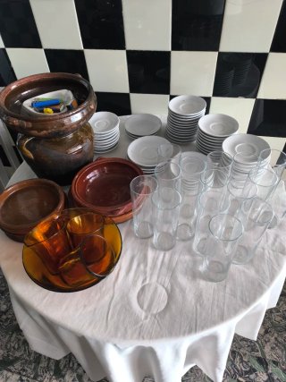 Juego vasos largos y platos café terracota