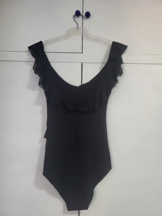 Body negro con volantes