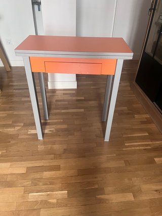 Mesa auxiliar naranja y gris con cajón