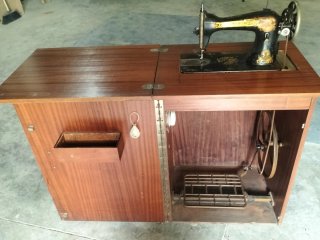 Máquina de coser antigua con mueble