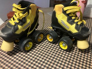Patines de hockey amarillos y negros