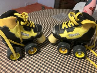 Patines de hockey amarillos y negros