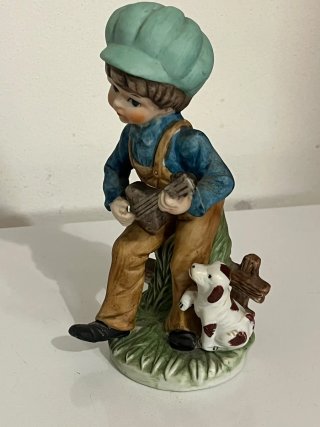 Statuina vintage bambino con chitarra e cane