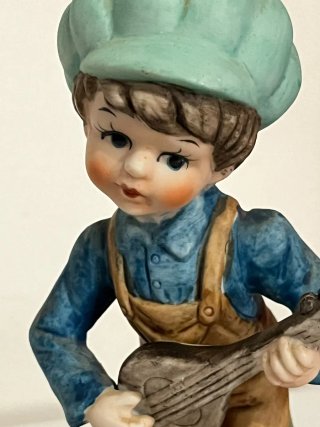 Statuina vintage bambino con chitarra e cane