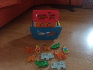 Barco de madera con figuras de animales