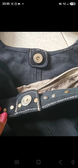 Borsa in pelle scamosciata con borchie