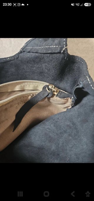Borsa in pelle scamosciata con borchie