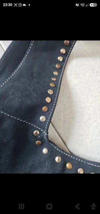 Borsa in pelle scamosciata con borchie