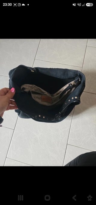 Borsa in pelle scamosciata con borchie