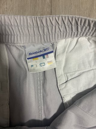 Pantalón corto gris Reebok talla L a 5 €