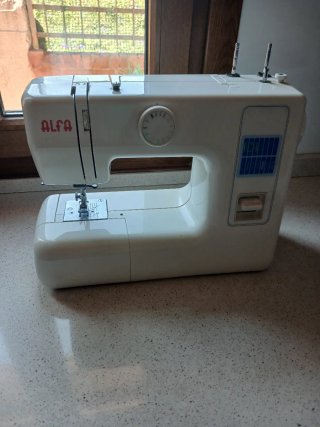 Máquina de coser Alfa blanca
