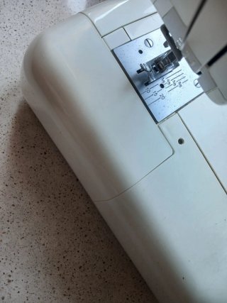 Máquina de coser Alfa blanca