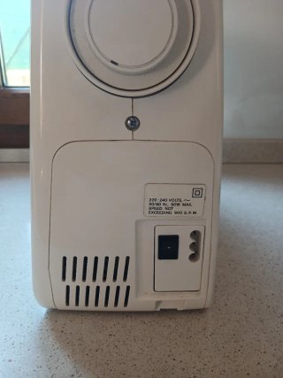 Máquina de coser Alfa blanca