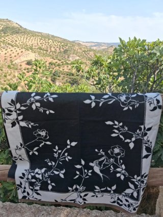 Bufanda negra y blanca con estampado floral