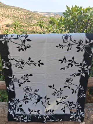 Bufanda negra y blanca con estampado floral