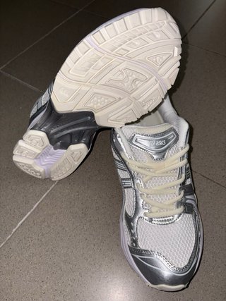 Zapatillas Asics plateadas y blancas