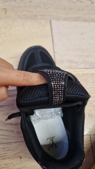 Louis Vuitton skate quasi mai usate