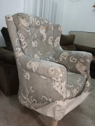 Sillón orejero estampado tela y madera pino.