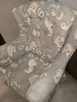 Sillón orejero estampado tela y madera pino.