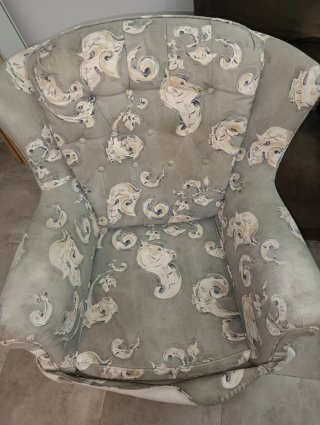 Sillón orejero estampado tela y madera pino.