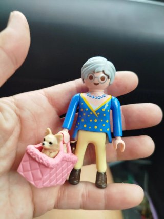 Playmobil mujer con perro y bolso