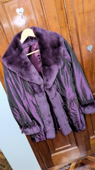 Abrigo morado irisado con cuello de pelo