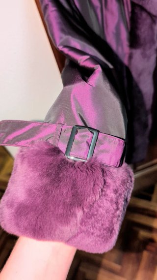Abrigo morado irisado con cuello de pelo