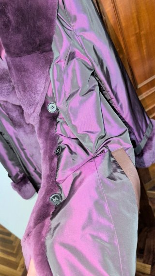Abrigo morado irisado con cuello de pelo