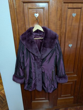 Abrigo morado irisado con cuello de pelo