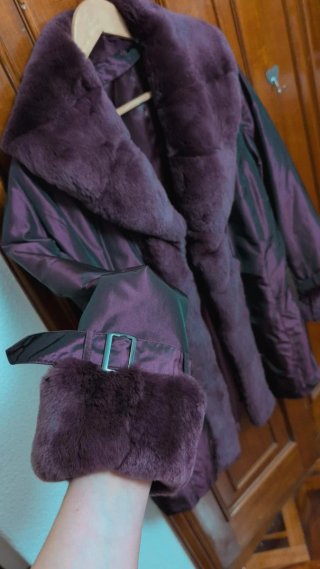 Abrigo morado irisado con cuello de pelo