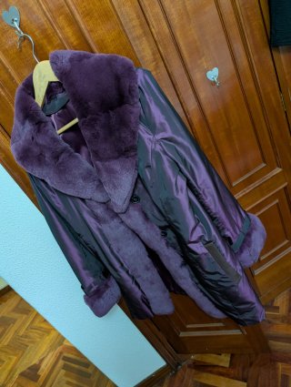 Abrigo morado irisado con cuello de pelo
