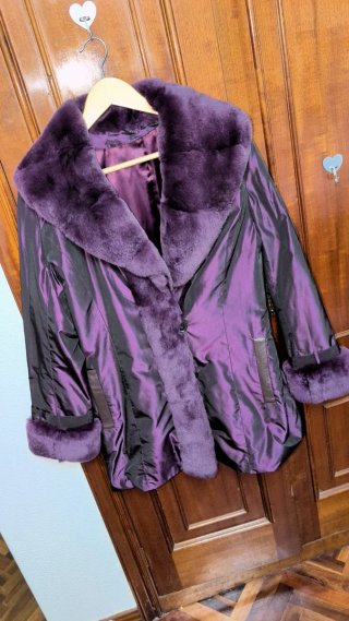 Abrigo morado irisado con cuello de pelo