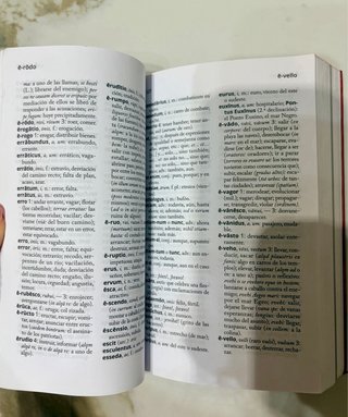 Diccionario bilingüe esencial: Latino-Español /...