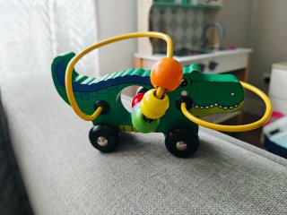 Cocodrilo de madera con laberinto y ruedas