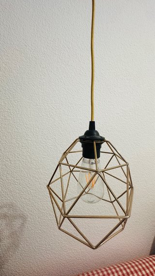 Lámpara colgante dorada geométrica