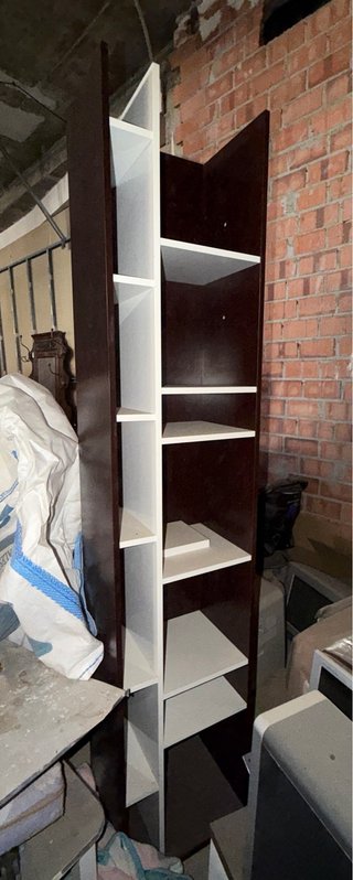 Estantería de madera marrón y blanca