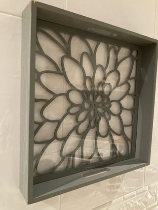 Bandeja decorativa gris con diseño floral