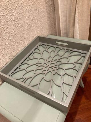 Bandeja decorativa gris con diseño floral