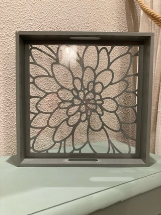 Bandeja decorativa gris con diseño floral