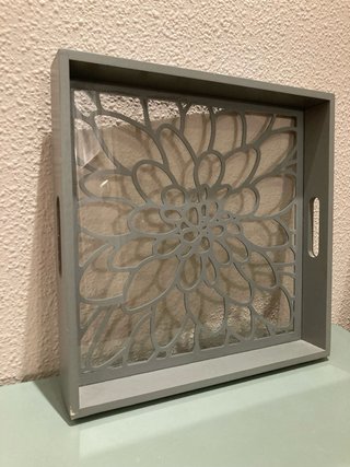 Bandeja decorativa gris con diseño floral