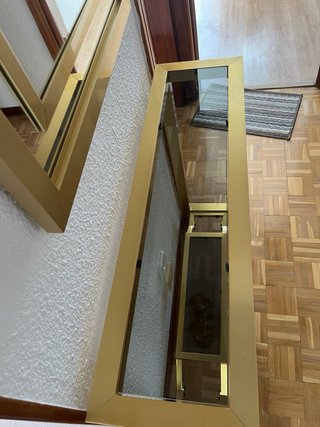 Mueble recibidor dorado con cristal