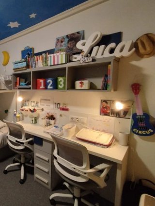 Escritorio estudio con sillas y estanterías