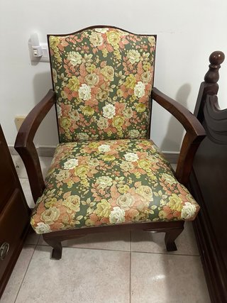 Butaca de madera noble con tapizado floral