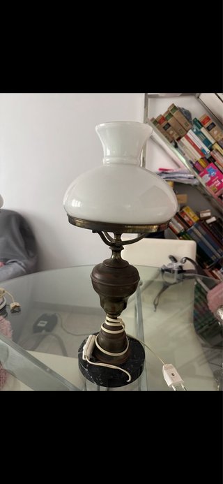 Lámpara de mesa antigua de mármol